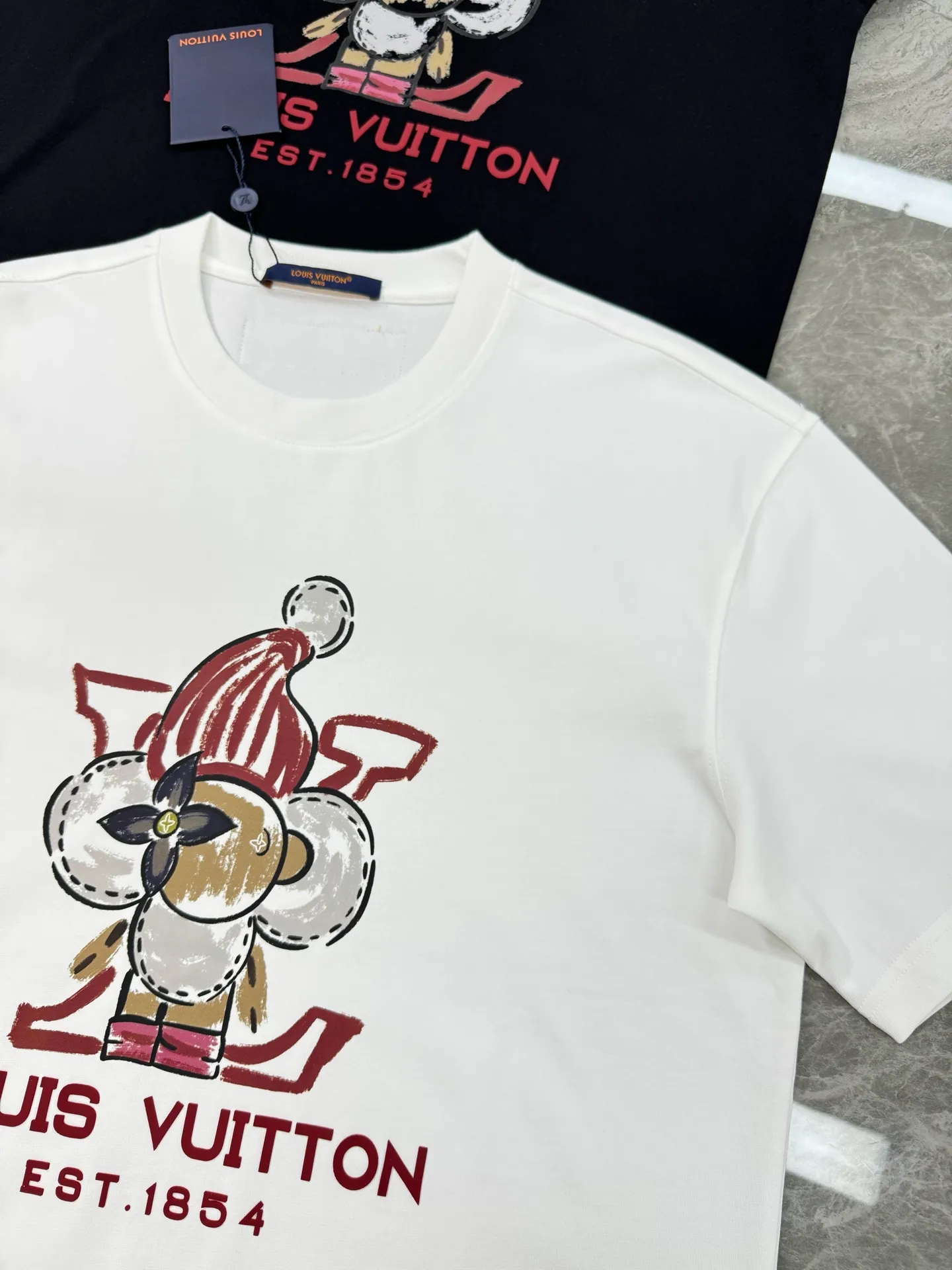 🅿️190 Donkey Brand*25s new pure cotton short sleeves! Same style for men and women! The brand graphics feature iconic elements, making it the hottest and most fashionable icon in 2025. We select 250g comfortable pure cotton fabric. It feels soft and the upper body is comfortable and breathable. The elements of the Lu family are put into battle, and the printing process is used to create it. It is a perfect work without losing the beauty! ! ! Color: Black. White. Size: s-xxl